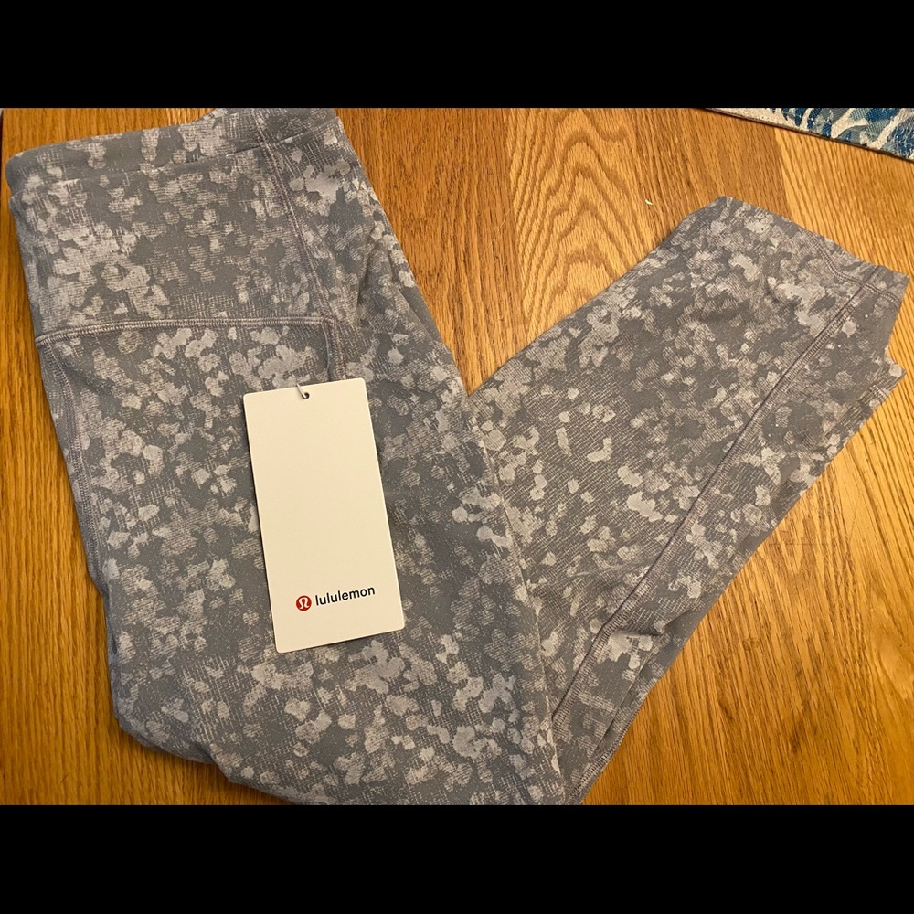 NWT - Lululemon High Rise crop